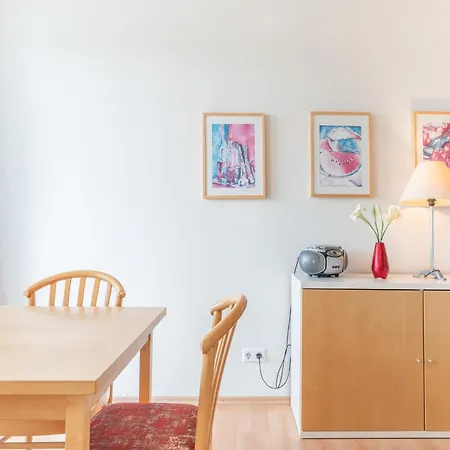 Geraeumige Mit Balkon Und Wlan In 아파트 *