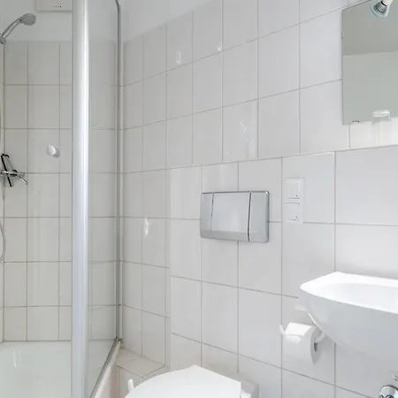 아파트 Geraeumige Mit Balkon Und Wlan In